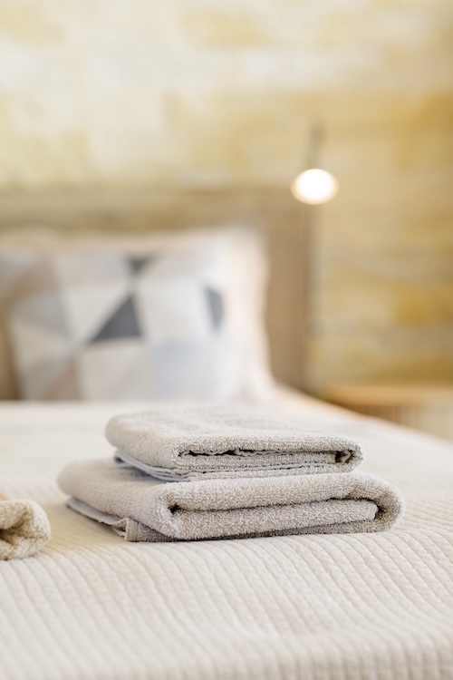 Manželská posteľ v apartmáne